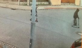 Nebezpečný nešvar! Na železnicích v kraji se objevuje kamení či dlažební kostky! Policie chce mluvit s dětmi z fotografie