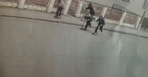Nebezpečný nešvar! Na železnicích v kraji se objevuje kamení či dlažební kostky! Policie chce mluvit s dětmi z fotografie
