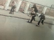 Nebezpečný nešvar! Na železnicích v kraji se objevuje kamení či dlažební kostky! Policie chce mluvit s dětmi z fotografie