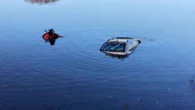 Obrazem: Muž zažil noční můru, s vozem skončil v rybníce, přitom neuměl plavat. Pomohl mu projíždějící řidič, co neváhal pro něj do ledové vody skočit