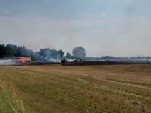U Starého Hradiště hořelo pole s balíky slámy, zasahovalo tam šest jednotek hasičů