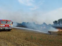 U Starého Hradiště hořelo pole s balíky slámy, zasahovalo tam šest jednotek hasičů