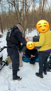 Milan z Horního Jelení přivezl strážníkům plnou náruč bud a spacáků pro lidi bez domova