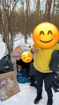 Milan z Horního Jelení přivezl strážníkům plnou náruč bud a spacáků pro lidi bez domova