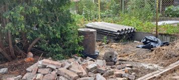 Na staveništi v Přelouči byl nalezen sud s podezřelou chemickou látkou
