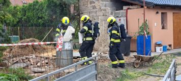 Na staveništi v Přelouči byl nalezen sud s podezřelou chemickou látkou
