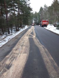 Z nákladního auta unikl na vozovku olej. Na silnici vytvořil skvrnu dlouhou desítky metrů