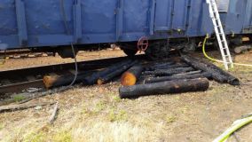 FOTO: Dřevo ve vlaku začalo hořet, oheň přeskočil i na další vagon