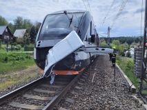 Dodávka vjela na železniční přejezd v Jablonném nad Orlicí a vlak ji zdemoloval, řidič utrpěl zranění