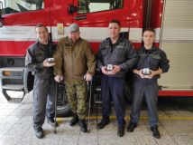 Rok od nehody přijel poděkovat hasičům za záchranu svého života. Každému z nich daroval hodinky