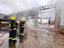 Foto: Při požáru areálu v Dolni Rovni utrpěla jedna osoba zranění a škoda se vyšplhala do  2,5 milionu korun