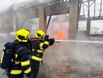 Foto: Při požáru areálu v Dolni Rovni utrpěla jedna osoba zranění a škoda se vyšplhala do  2,5 milionu korun