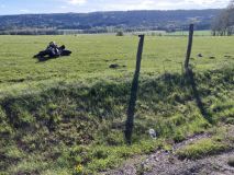 Pro motorkáře v bezvědomí musel vrtulník. Motorka se po nehodě rozpadla