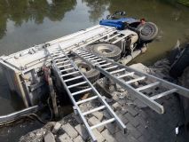 FOTO: Tragická nehoda v Poličce. Náklaďák narazil do tří aut a skončil ve vodě, řidič zemřel