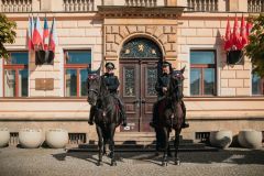 Prezident republiky Petr Pavel s manželkou navštívili pardubickou radnici. U vstupu do radnice ho vítali i starokladrubští vraníci