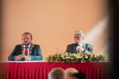 Prezident republiky Petr Pavel s manželkou navštívili pardubickou radnici. U vstupu do radnice ho vítali i starokladrubští vraníci