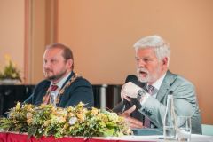 Prezident republiky Petr Pavel s manželkou navštívili pardubickou radnici. U vstupu do radnice ho vítali i starokladrubští vraníci