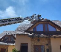 Při při renovaci trámů došlo k požáru střechy rodinného domu ve Starém Hradišti, škoda 1,5 milionu korun