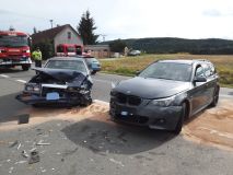 V Horní Jelení skončilo po srážce jedno auto v plotě a druhé na boku. Dva vozy se střetly i v Třemošné