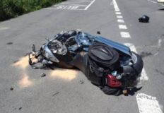 Po střetu s nákladním autem skončil motocyklista v nemocnici. Nehoda uzavřela silnici u Opatovce