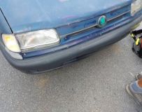 Motorkář měl při smůle i štěstí. Střetl se s autem u hasičské stanice, tak se mu dostalo rychlé první pomoci