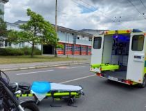 Motorkář měl při smůle i štěstí. Střetl se s autem u hasičské stanice, tak se mu dostalo rychlé první pomoci