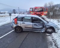 V Linharticích se střetly dva vozy, z jednoho museli hasiči vyprošťovat zaklíněné osoby