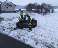 V Linharticích se střetly dva vozy, z jednoho museli hasiči vyprošťovat zaklíněné osoby