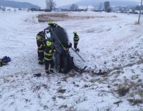 V Linharticích se střetly dva vozy, z jednoho museli hasiči vyprošťovat zaklíněné osoby