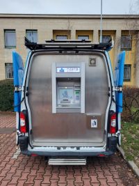 Lidé v Holicích mohou nyní využívat mobilní bankomat