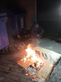 Táborák si rozdělal v kontejneru na papír