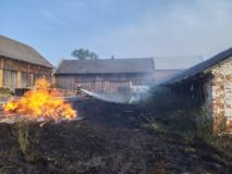 V zemědělském objektu v Prostřední Lipce se vzňala tráva a dřevo, v blízkosti dalších budov