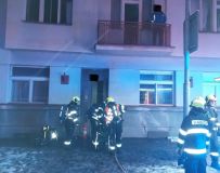 Evakuace, intervence psychologa i sanitky. Dramatické chvíle obyvatelů domu, kde se v noci  vzňala elektroinstalace