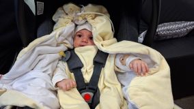 Kristýnka a Sebastian. První občánci letošního roku obdrželi od krajského náměstka dárky a finanční podporu