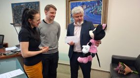 Kristýnka a Sebastian. První občánci letošního roku obdrželi od krajského náměstka dárky a finanční podporu