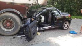 OBRAZEM: Řidič ve stovce narazil do odstaveného kamionu!
