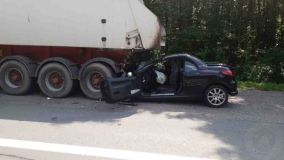 OBRAZEM: Řidič ve stovce narazil do odstaveného kamionu!