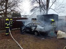 Páteční zásahy hasičů: Dvě nehody se zraněními, požár auta a kolize řidiče, jemuž se udělalo za volantem nevolno