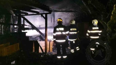 Požár včelína likvidovaly tři jednotky hasičů