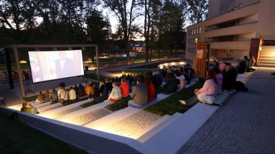 Nově revitalizovaný park v Ústí nad Orlicí je krásným místem k odpočinku a procházkám a nově i letním kinem
