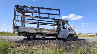 Řidič a jeho děti slyšeli za jízdy ránu, poté se snížil výkon motoru. Pak dodávku začal polykat oheň