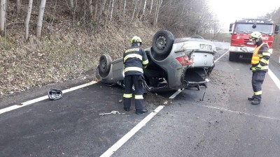 AKTUÁLNĚ: Osobní auto se při havárii ocitlo na střeše, zasahují hasiči