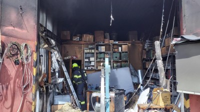 Hasičům stačilo 15 minut na likvidaci požáru elektrodílny v Pardubicích