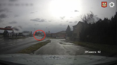 VIDEO: Auto bez řidiče vyjelo z benzínky zpátky na hlavní silnici
