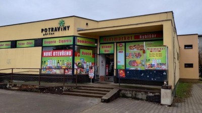 Prodejnu potravin na Trnovsk&eacute; uzavřela inspekce. My&scaron;i si tu pochutn&aacute;vali na oplatk&aacute;ch v reg&aacute;lech