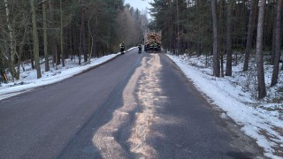 Z nákladního auta unikl na vozovku olej. Na silnici vytvořil skvrnu dlouhou desítky metrů