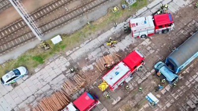 Železničn&iacute; nehoda z&nbsp;ptač&iacute; perspektivy. Hasiči zveřejnili video natočen&eacute; z&nbsp;dronu při simulovan&eacute;m z&aacute;sahu