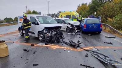 Na nadjezdu u Černé za Bory havarovala tři vozidla. Záchranáře zavolal systém e-call