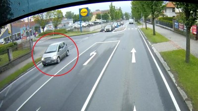 Auto u Lidlu v Hlinsku srazilo chlapce, ten utrpěl zranění. Policisté nyní hledají svědky