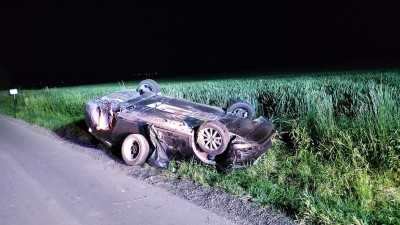 Řidička dnes v noci na Chrudimsku skončila s vozem na střeše mimo silnici